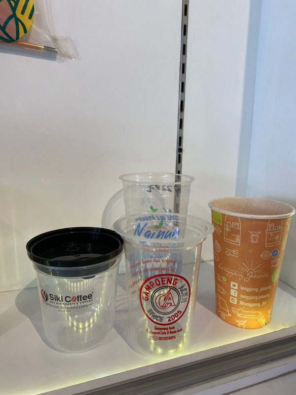 cetak cup plastik custom desain brand minuman